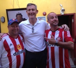 Ellis Short mixing with the fans.
